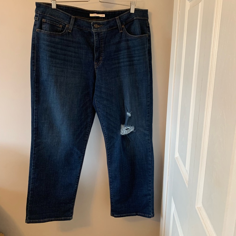Levi’s / Boyfriend / Straight Leg / Light Distressing